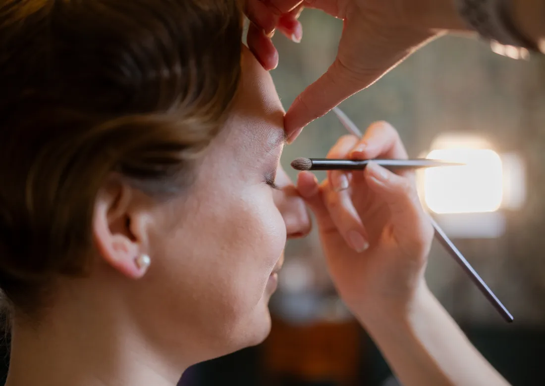Séance de maquillage au salon B'Bar